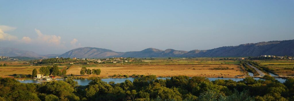 Mountainous landscape with a lagoon behind the trees