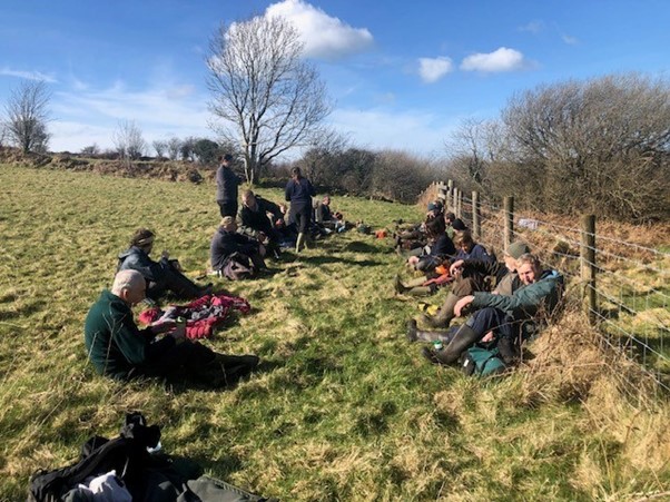 Glaswelltiroedd Gwydn team sat on the grass